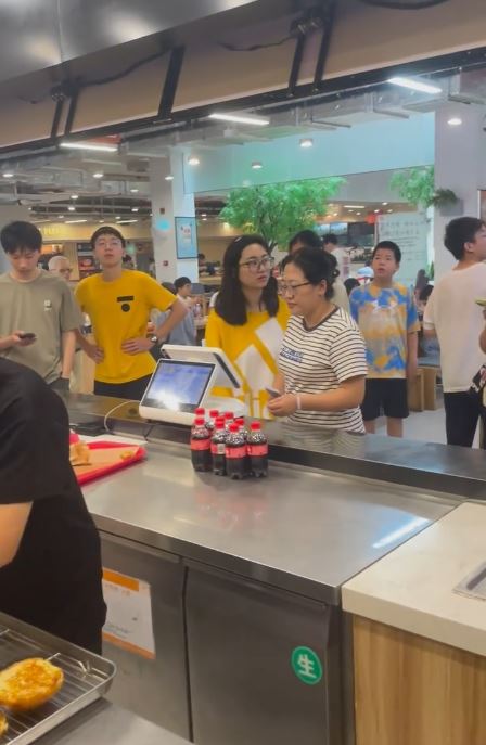 许多民众在参观复旦校园时，趁机享用校内食堂的美食。