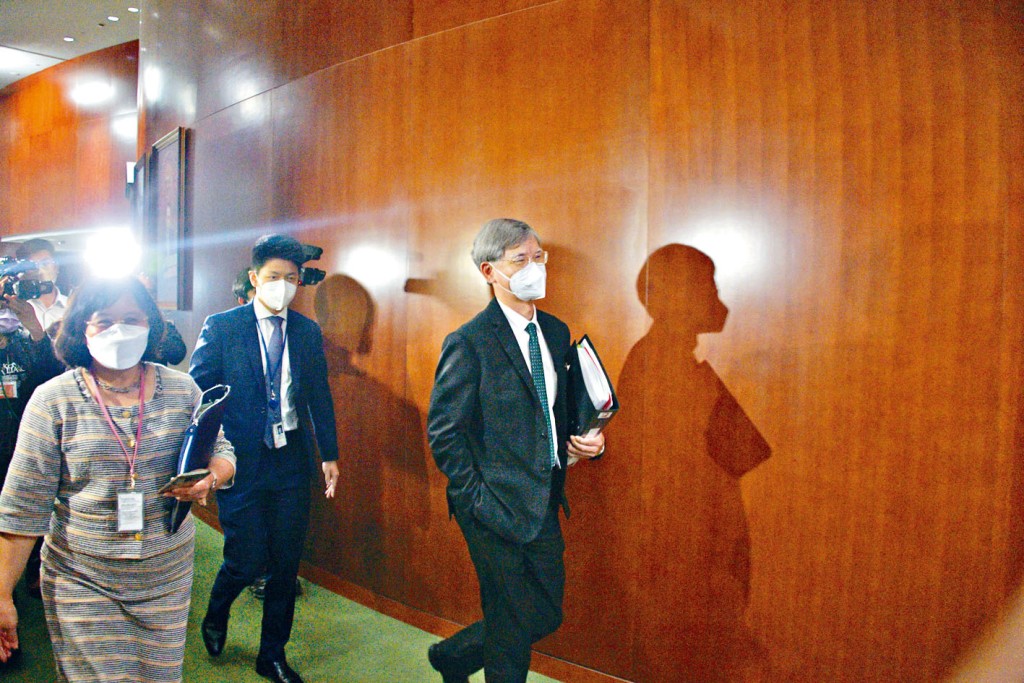 羅致光表示,取消對沖安排方案已盡量平衡僱員的關注。