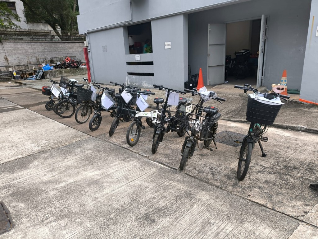警方扣留43輛電動單車及1部電動滑板車作進一步檢驗。 警方扣留43輛電動單車及1部電動滑板車作進一步檢驗。