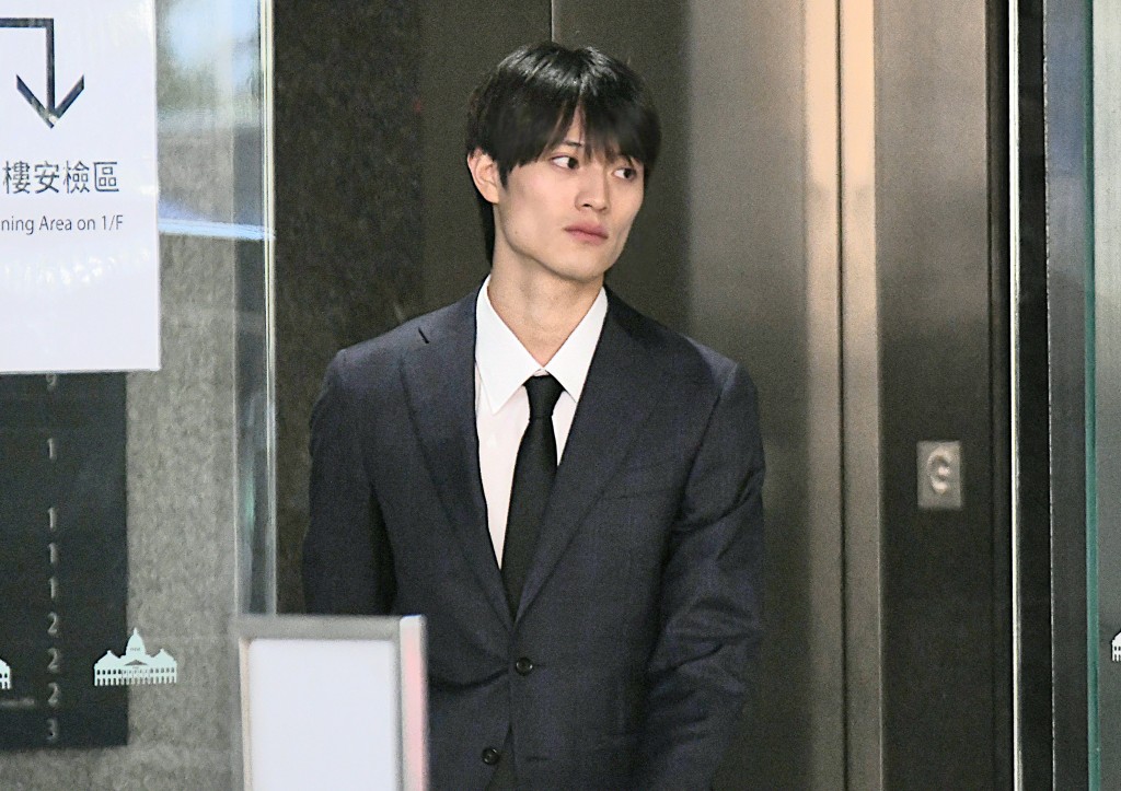 上村謙信離開法庭。何健勇攝 上村謙信離開法庭。何健勇攝