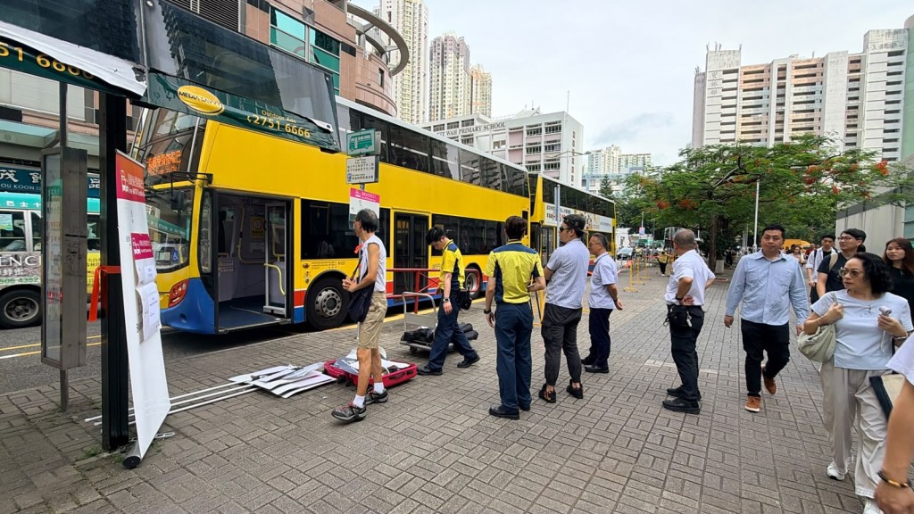 港鐵安排免費接駁巴士。梁國峰攝 港鐵安排免費接駁巴士。梁國峰攝