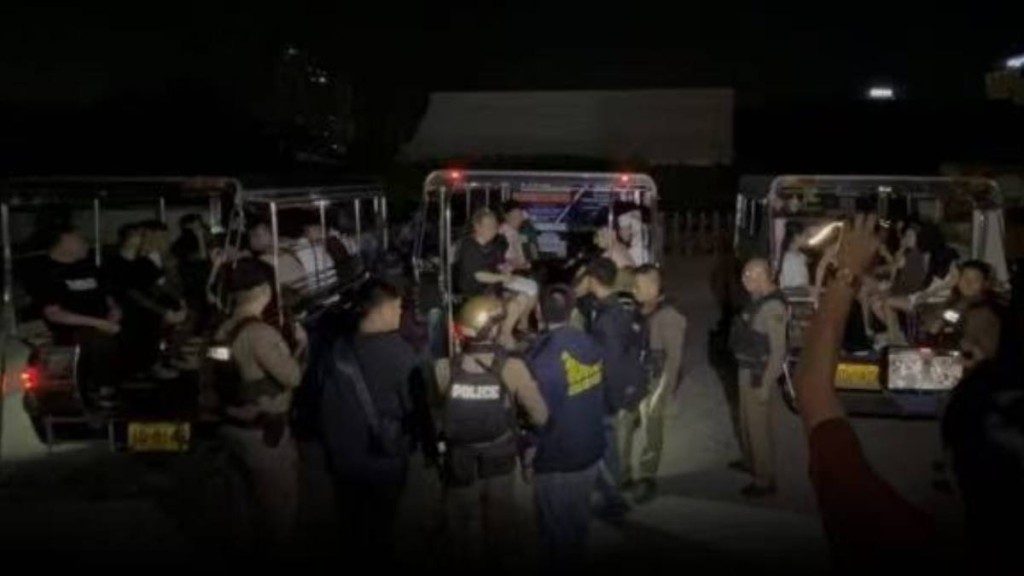 36名中國遊客涉嫌吸毒在芭提雅被捕。泰國頭條新聞