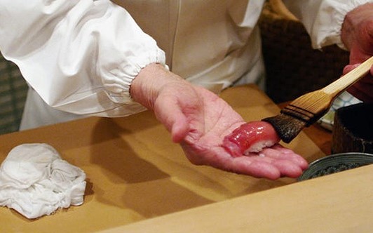 小野二郎認為理想的壽司飯，就是接近肌膚溫度。