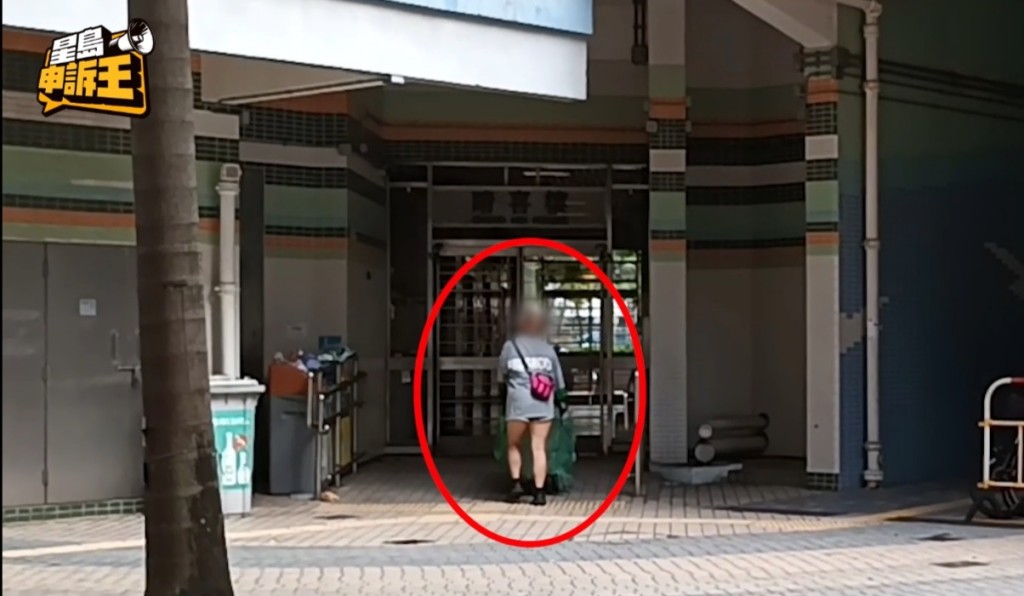 步兵將貨件送上樓。 步兵將貨件送上樓。