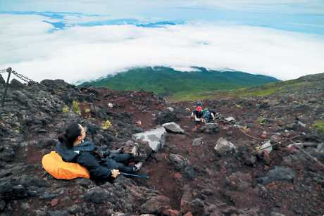 登山前的适当准备和高山环境的适应期是避免意外的重要措施。资料图片