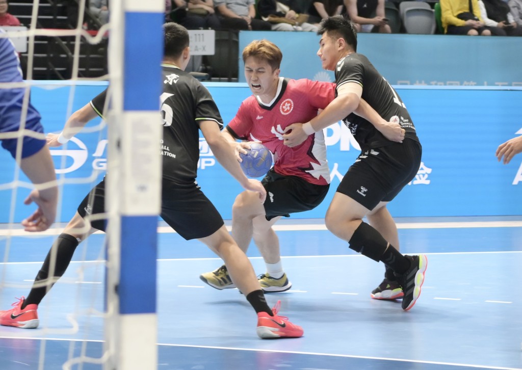 男子手球銅牌賽，港隊鬥北京。何君健攝