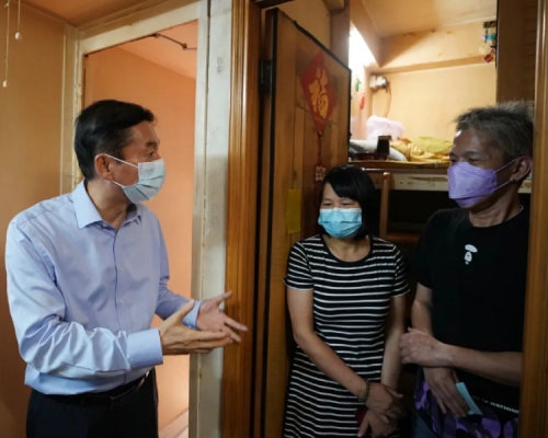 駱惠寧走訪旺角一個基層籠屋戶。中聯辦圖片