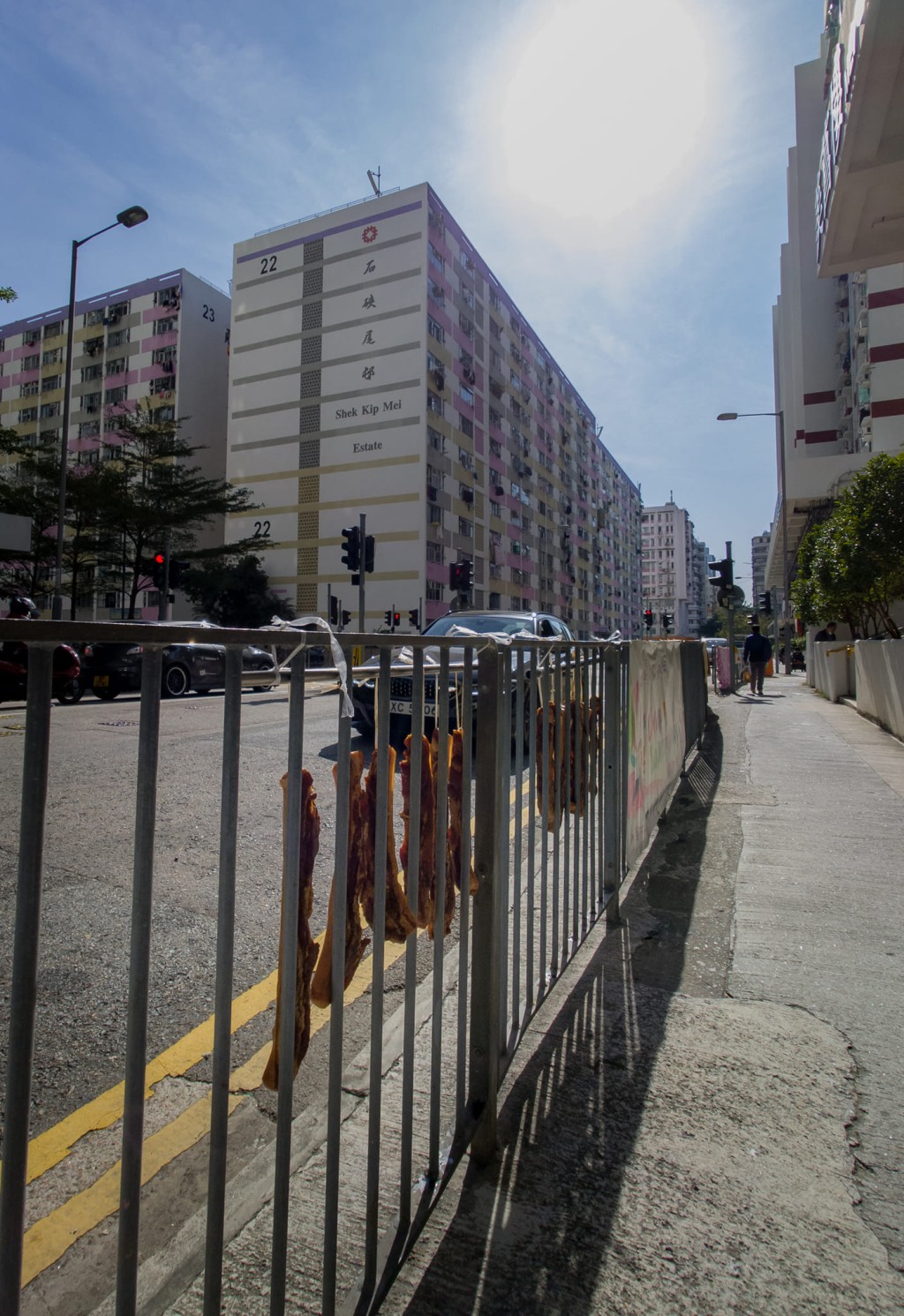 路边的栏杆上挂有多条腊肉。「香港风景摄影会」FB
