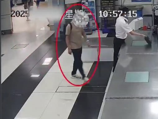 關員檢查男子隨身物品。海關發布 關員檢查男子隨身物品。海關發布