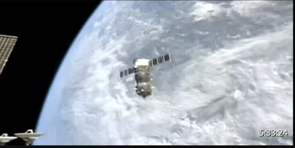 俄羅斯國家航天集團（Roscosmos）影片顯示MS21離開國際太空站（ISS）時嘗試旋轉，查看有否損壞或變形。