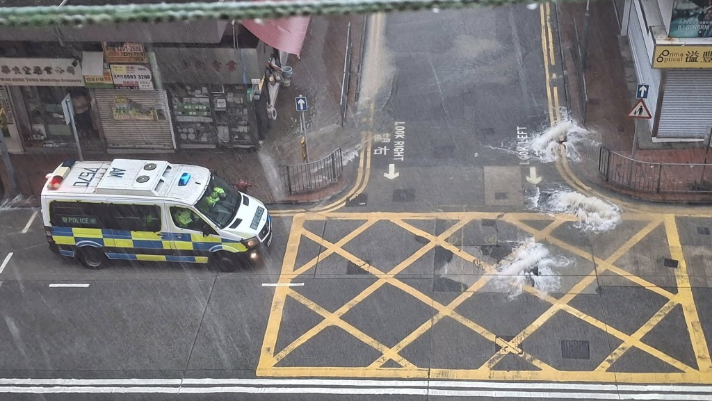 西灣河筲箕灣道與太富街出現水浸,路面出現「噴泉」。fb筲箕灣西灣河關注組圖片 西灣河筲箕灣道與太富街出現水浸,路面出現「噴泉」。fb筲箕灣西灣河關注組圖片
