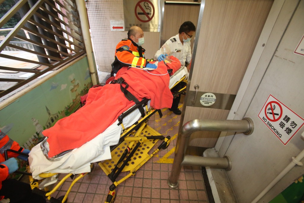 老妇送伊利沙伯医院抢救。