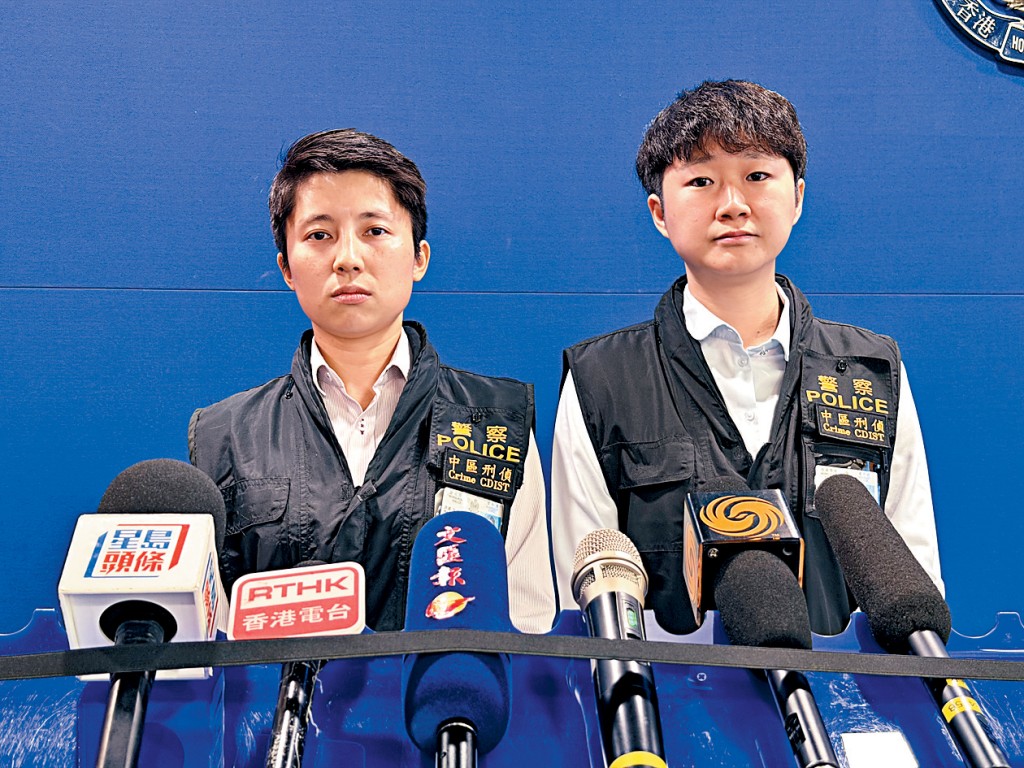 中区警区刑事总督察许诺（左）和中区警区重案组第一队主管姚蔼柔督察（右）交代案情。