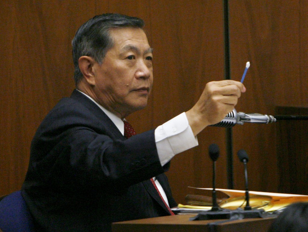 美国华裔刑事鉴证专家李昌钰2007年为一宗案件作证，展示他从犯罪现场收集证据时使用的棉花棒。 美联社