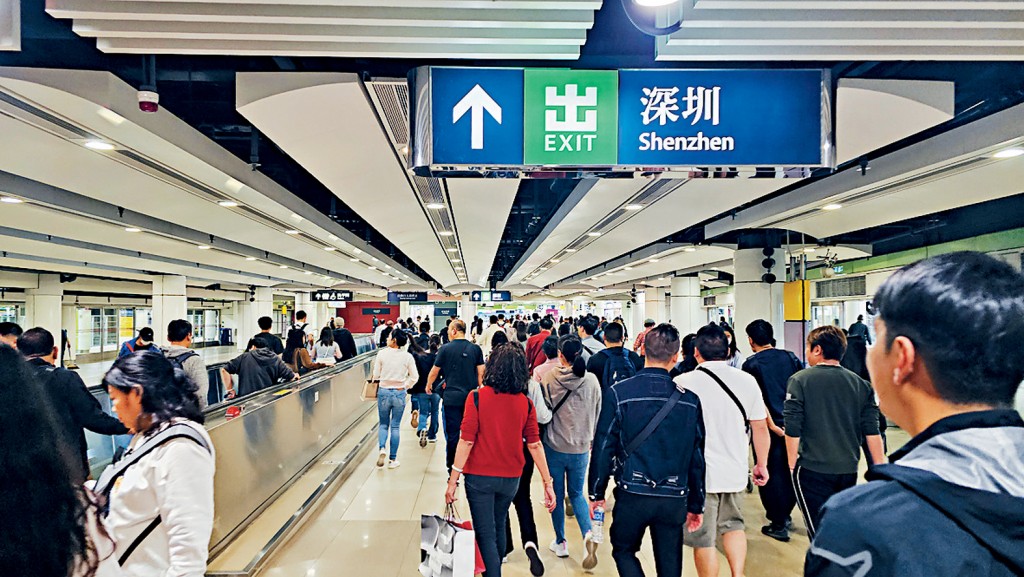 聖誕和新年假期將至,市場預料不少港人會延續北上消費熱潮。