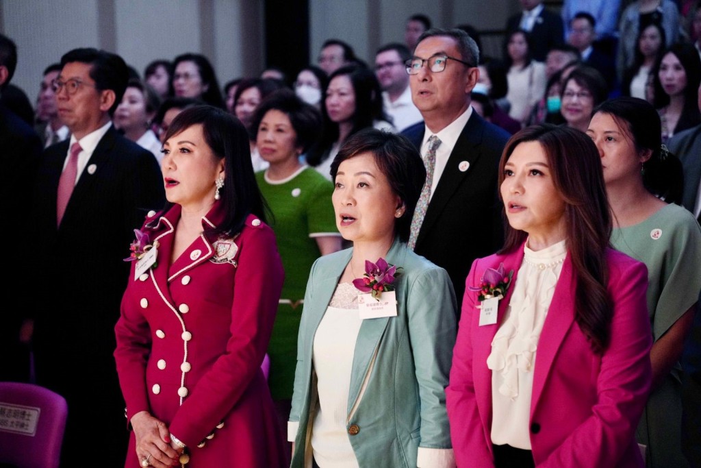 安基司學校附屬國際幼稚園暨幼兒園,今舉行啟用典禮暨首屆開學典禮,教育局局長蔡若蓮(中)於典禮開始前與來賓一同唱國歌。旁為校監蔡李惠莉(左)、執行校董蔡加敏(右)。
