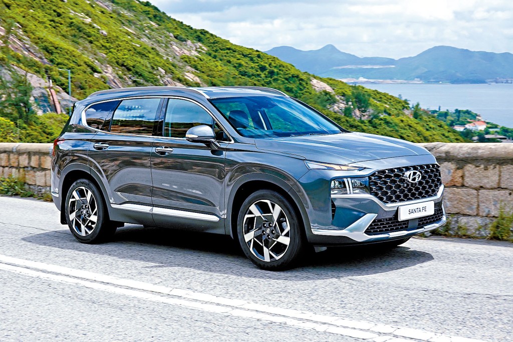 SantaFe 2.2D柴油商用車新版，換上前衞賣相，試駕車為FWD+頂級版，車價$328,800。
　　