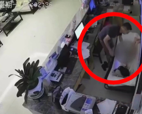 男子酒店大廳猥褻熟睡前台女子，遭女子強勢飛踢落荒而逃。(網圖)