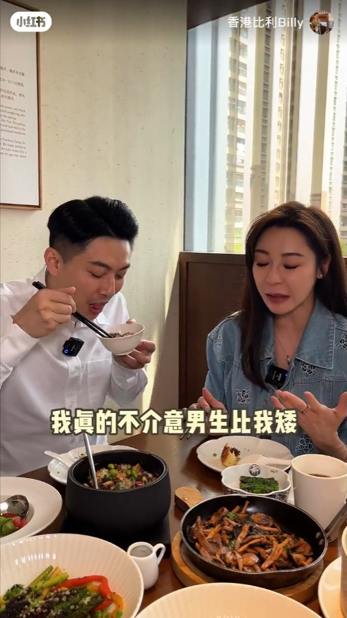 陸詩韻亦透露自己的擇偶標準:「我完全不是外貌協會,我真的不介意男生比我矮,我也不介意有啤酒肚,也不介意他頭髮不濃密,但是他不能年紀比我小,同年我都覺得不太行,我是女孩子嘛,也很想男孩子照顧照顧我」 陸詩韻亦透露自己的擇偶標準:「我完全不是外貌協會,我真的不介意男生比我矮,我也不介意有啤酒肚,也不介意他頭髮不濃密,但是他不能年紀比我小,同年我都覺得不太行,我是女孩子嘛,也很想男孩子照顧照顧我」