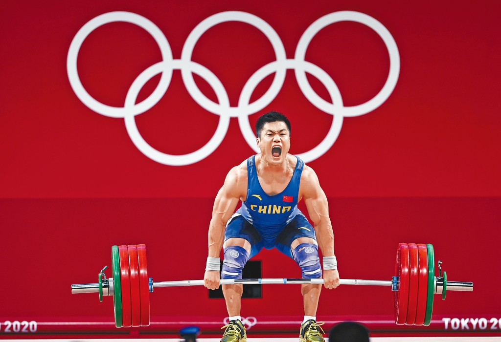 ■呂小軍在男子八十一公斤級舉重，以無敵姿態封王。