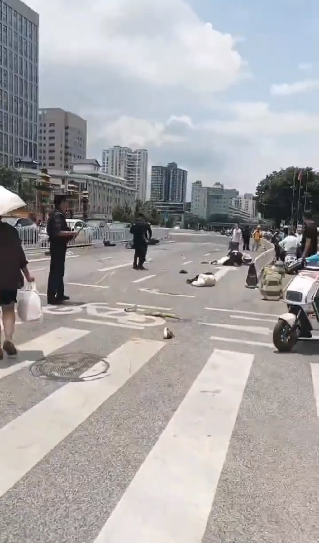 越野車昆明鬧市撞行人逃逸。X 越野車昆明鬧市撞行人逃逸。X