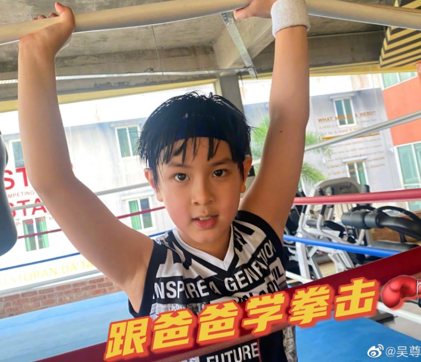 Max跟爸爸學泰拳。