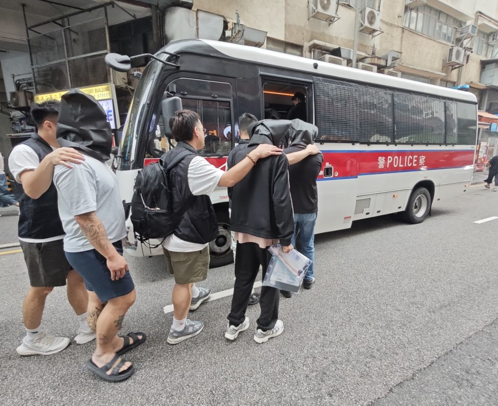 警方共拘捕7名男女。 警方共拘捕7名男女。