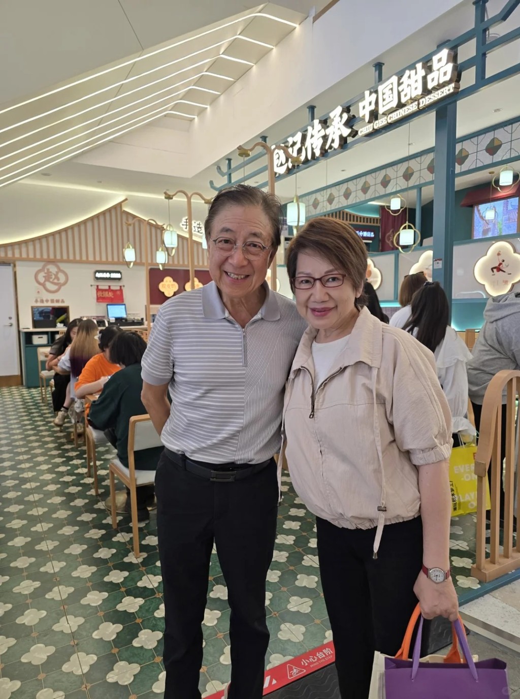 日前母親節,車淑梅與張文新在上海與女兒及女婿歡度。 日前母親節,車淑梅與張文新在上海與女兒及女婿歡度。