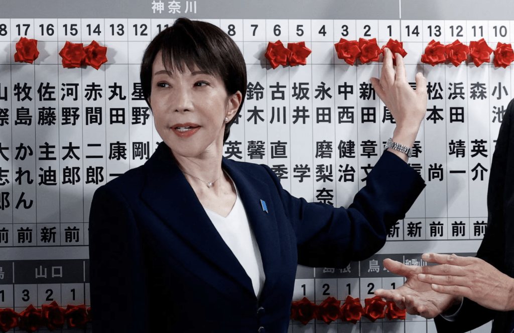 由高市早苗率領的自民黨在周日舉行的大選中大勝，合共取得316席，超過眾議院465席的三分之二門檻，具備提出修憲動議的關鍵條件。路透社