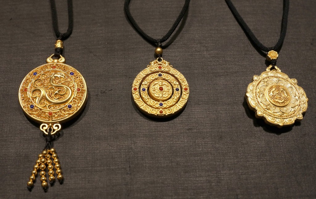 周大福生產的部分「傳承」系列金飾，該系列飾品採用傳統工藝，手工打磨。新華社圖片