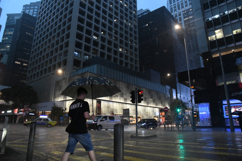 黑雨警告周二日間長時間生效。何健勇攝 黑雨警告周二日間長時間生效。何健勇攝
