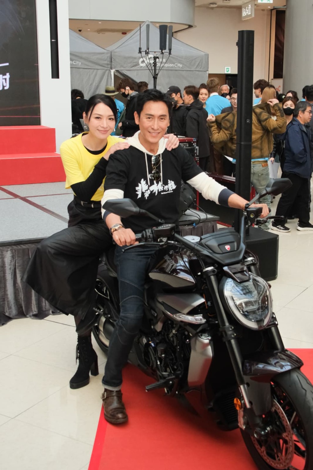 兩人在農曆新年留港宣傳劇集。