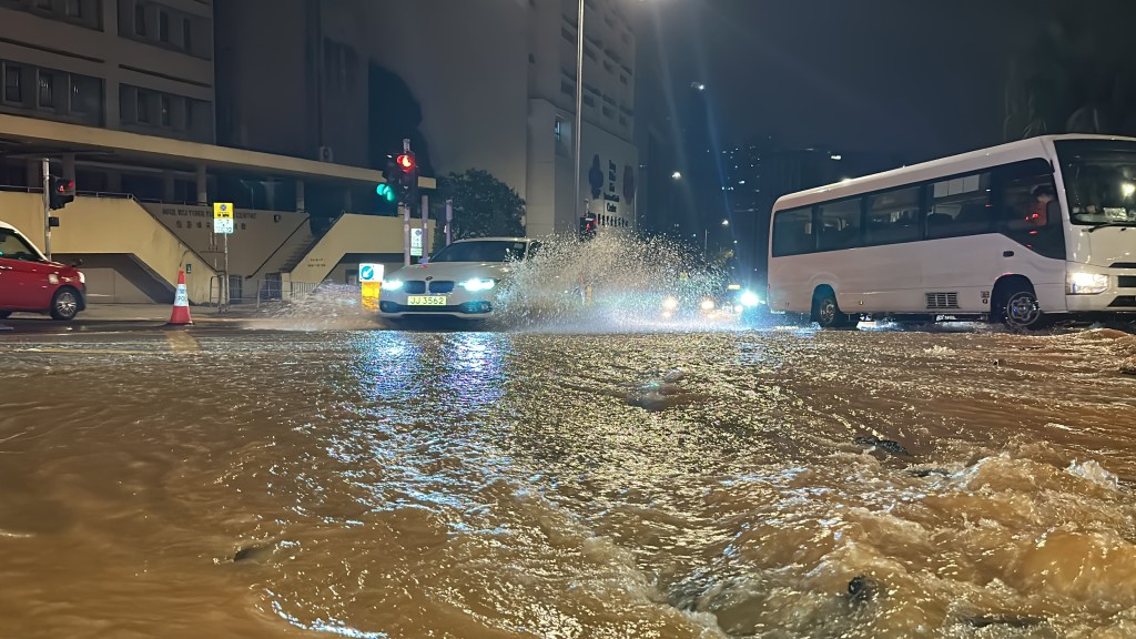 和宜合道爆水管，途經車輛涉水而過。李家傑攝