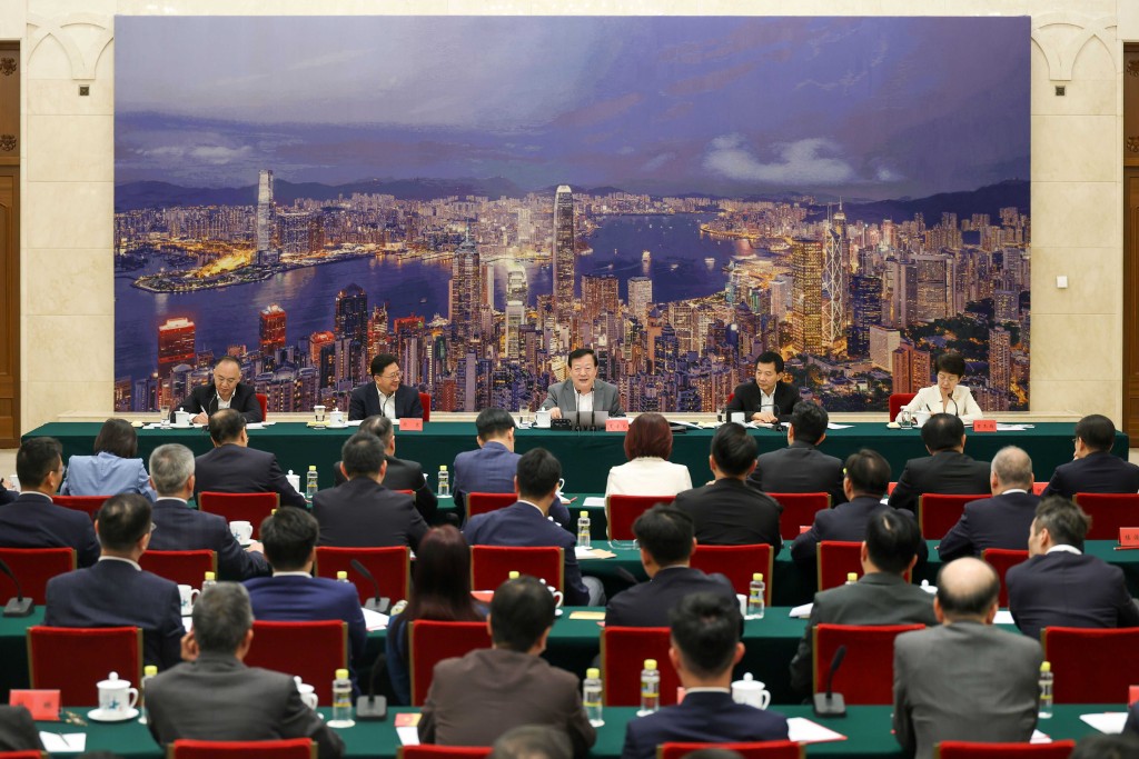 中央港澳工作辦公室主任、國務院港澳事務辦公室主任夏寶龍與香港特區立法會議員國家事務研修班全體學員座談交流。 中央港澳工作辦公室主任、國務院港澳事務辦公室主任夏寶龍與香港特區立法會議員國家事務研修班全體學員座談交流。