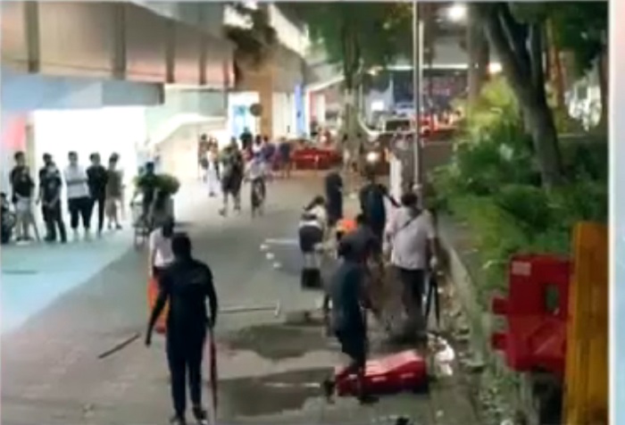 大埔示威者搬水馬堵路。港台電視截圖