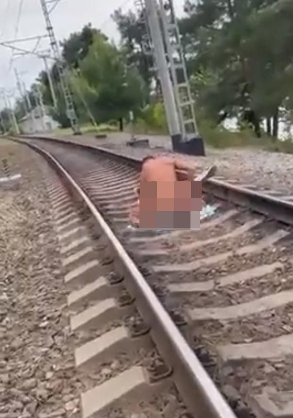 目击者发现一对情侣将火车路轨当床，躺碎石上进行「人体连结」。网图