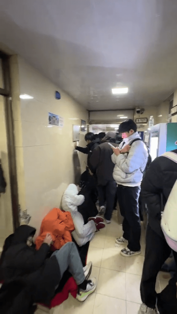 泰山横风横雨，游客逼爆厕所过夜。