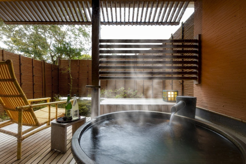 蘆原溫泉被當地人譽為「關西的後花園」，幾乎每家旅館都擁有自己的獨立泉源。