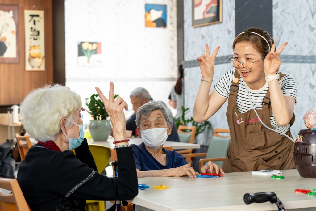 李佩芸憑着工作熱誠及毅力考取保健員資格,在護理中心內與長者打成一片。 李佩芸憑着工作熱誠及毅力考取保健員資格,在護理中心內與長者打成一片。