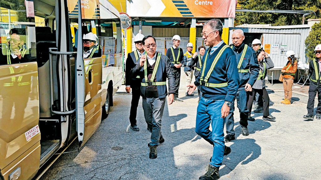 陆启康、陈健波及欧阳伯权，昨晨先后到小西湾及观塘地盘，了解竹棚和金属棚架使用情况。