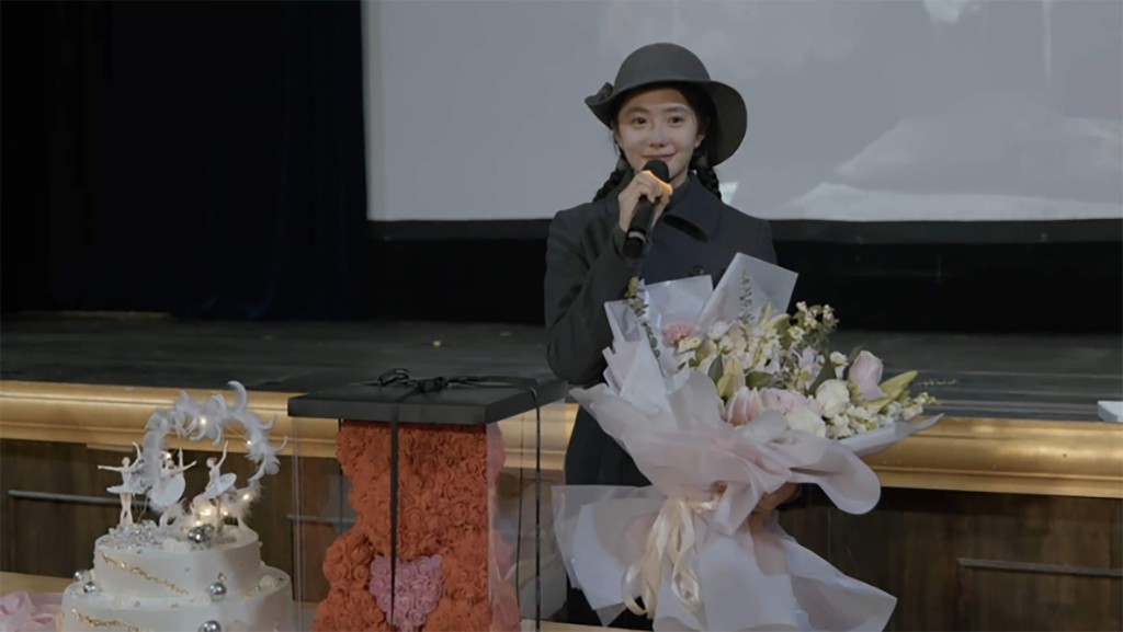 劉浩存獲送鮮花後，感動落淚。