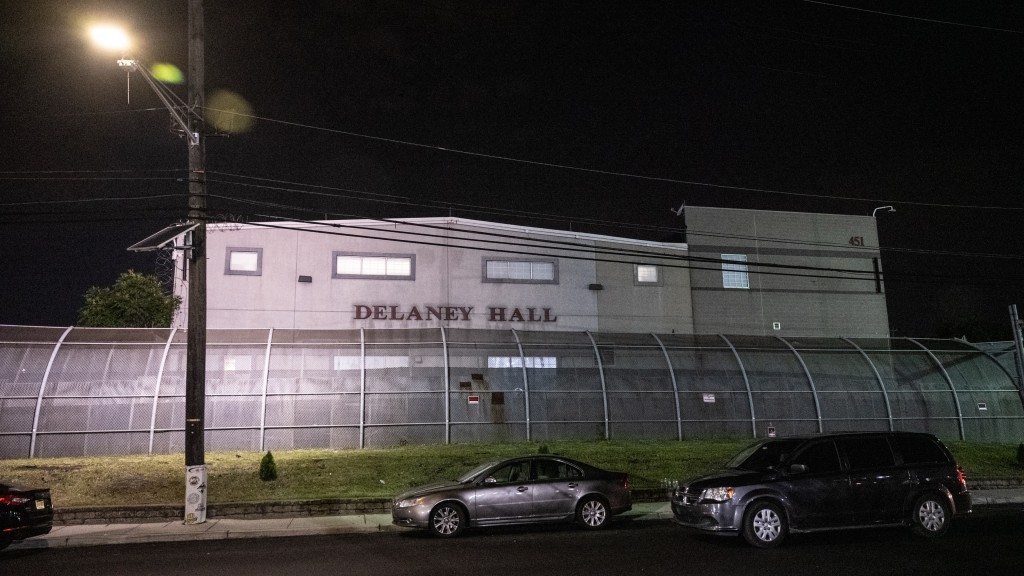 德萊尼廳有1000個床位，被美國移民和海關執法局（ICE）用作拘留中心。 法新社