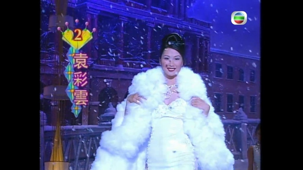 袁彩雲以自信的笑容和優雅的姿態成功獲獎。 袁彩雲以自信的笑容和優雅的姿態成功獲獎。