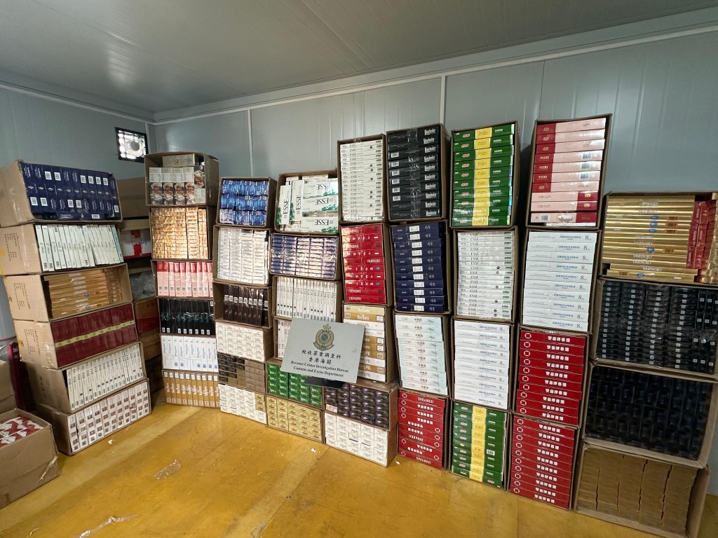 海關在元朗一個鄉郊鐵皮場搗破私煙儲存倉庫，共檢獲約133萬支私煙。海關圖片