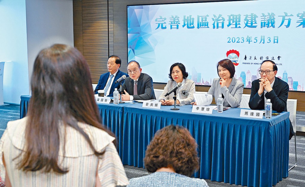 政府舉行或參與了22場解說會，向各界解釋完善地區治理建議方案。