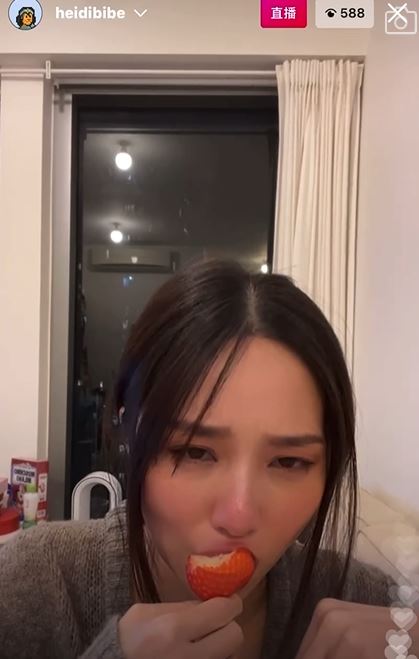 心情稍為平伏，Heidi在鏡頭前食士多啤梨。