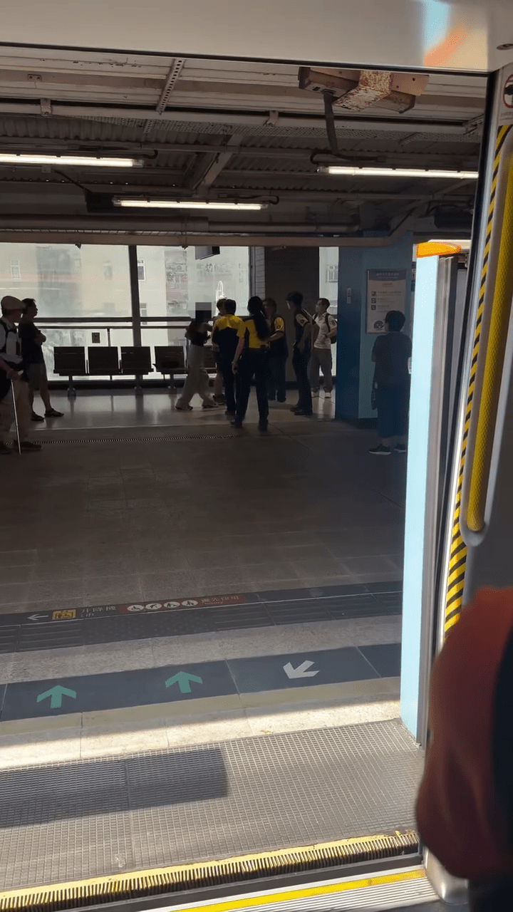 兩人於大圍站落車，港鐵職員在場處理。Threads：dse2.028