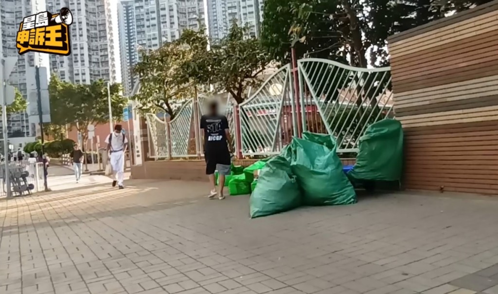 步兵足足霸佔行人路3小時,才清理所有貨物。 步兵足足霸佔行人路3小時,才清理所有貨物。