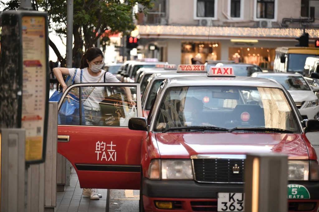 市面人流增加,市民等上的士。