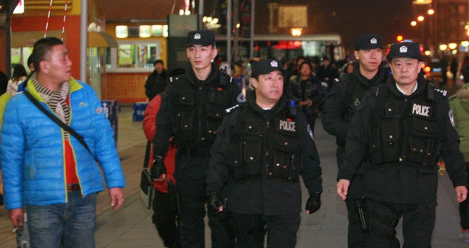 傅政華曾在北京街頭帶槍巡邏，被記者「偶遇」。